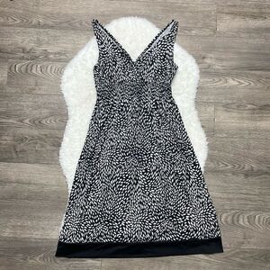 Cache Creek Black White Dress Sleeveless Vneck Size Small Stretch Built in Bra